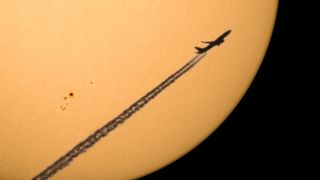 Neopakovatelný záběr: Sluneční skvrny a přelet letadla